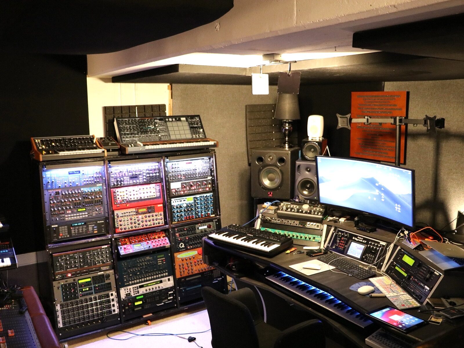 Vollausgestattetes CEA Studio mit Equipment-Racks und Monitoren