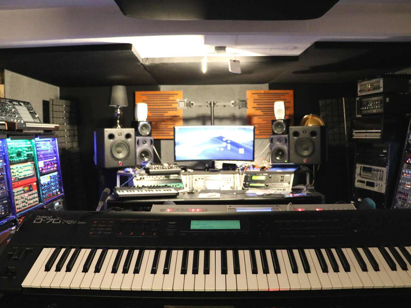 Studio-Setup mit Keyboard, Monitoren und Outboard-Gear