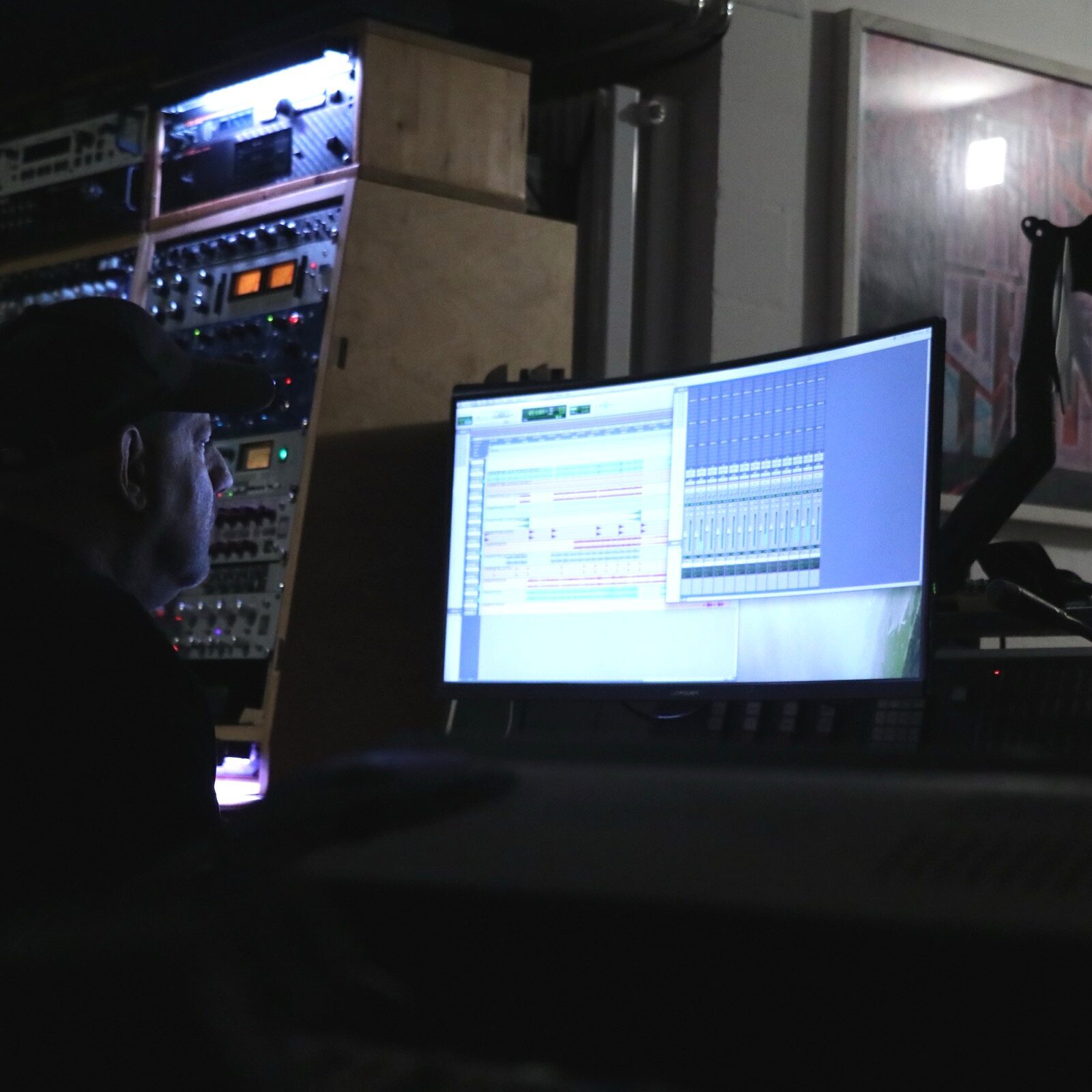Produzent bei der Arbeit am Bildschirm im CEA Studio