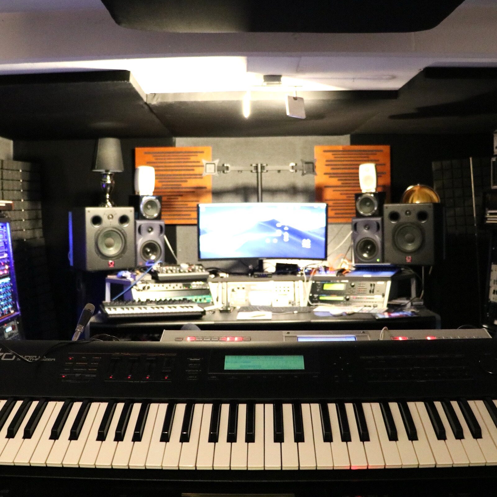 Frontansicht des Studios mit Keyboard und Monitoren