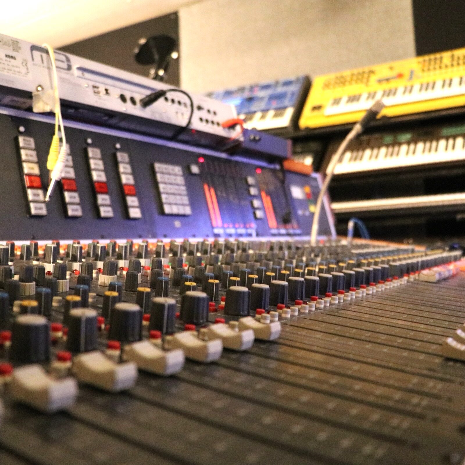 Mischpult und Synthesizer im Detail