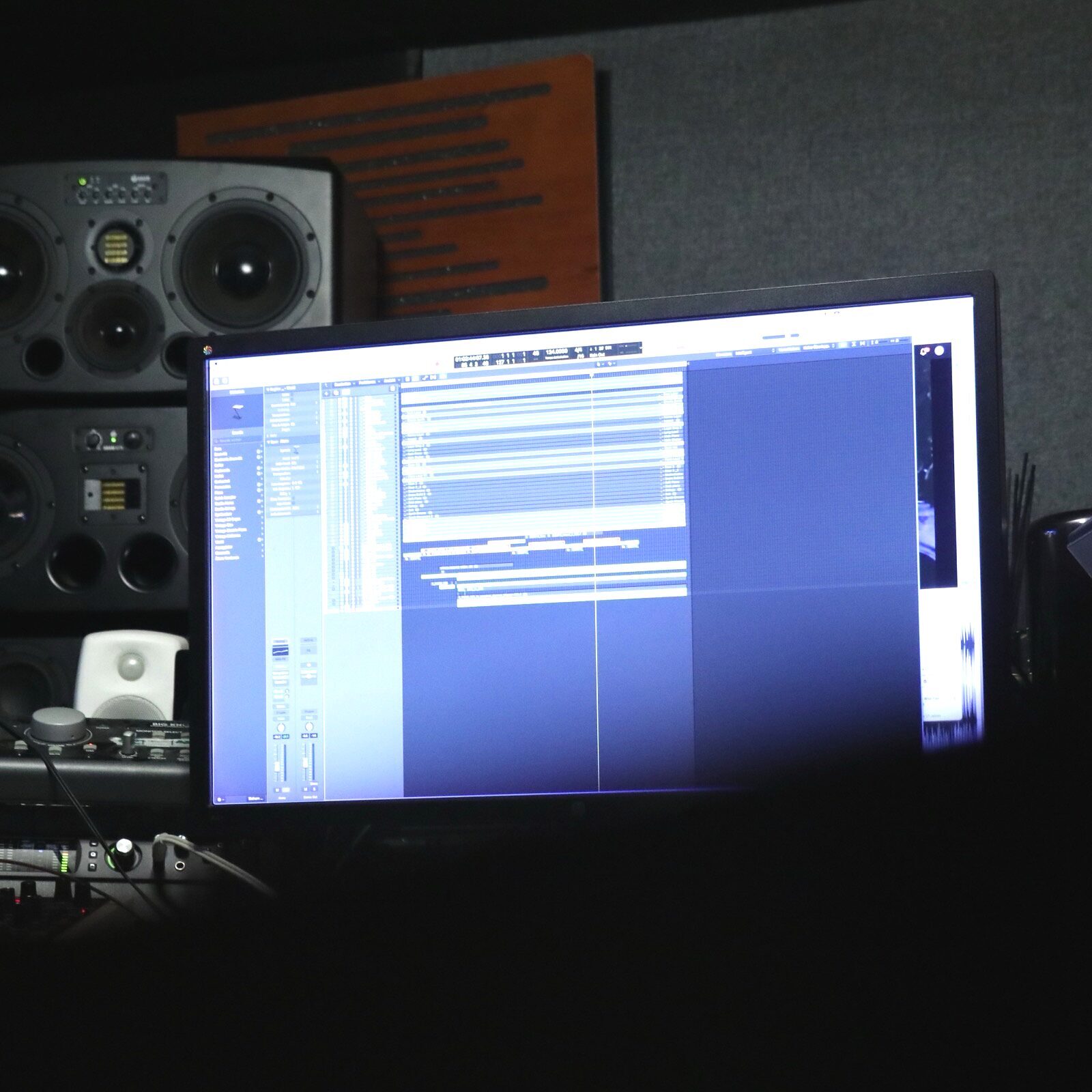 DAW-Session mit Studiomonitoren