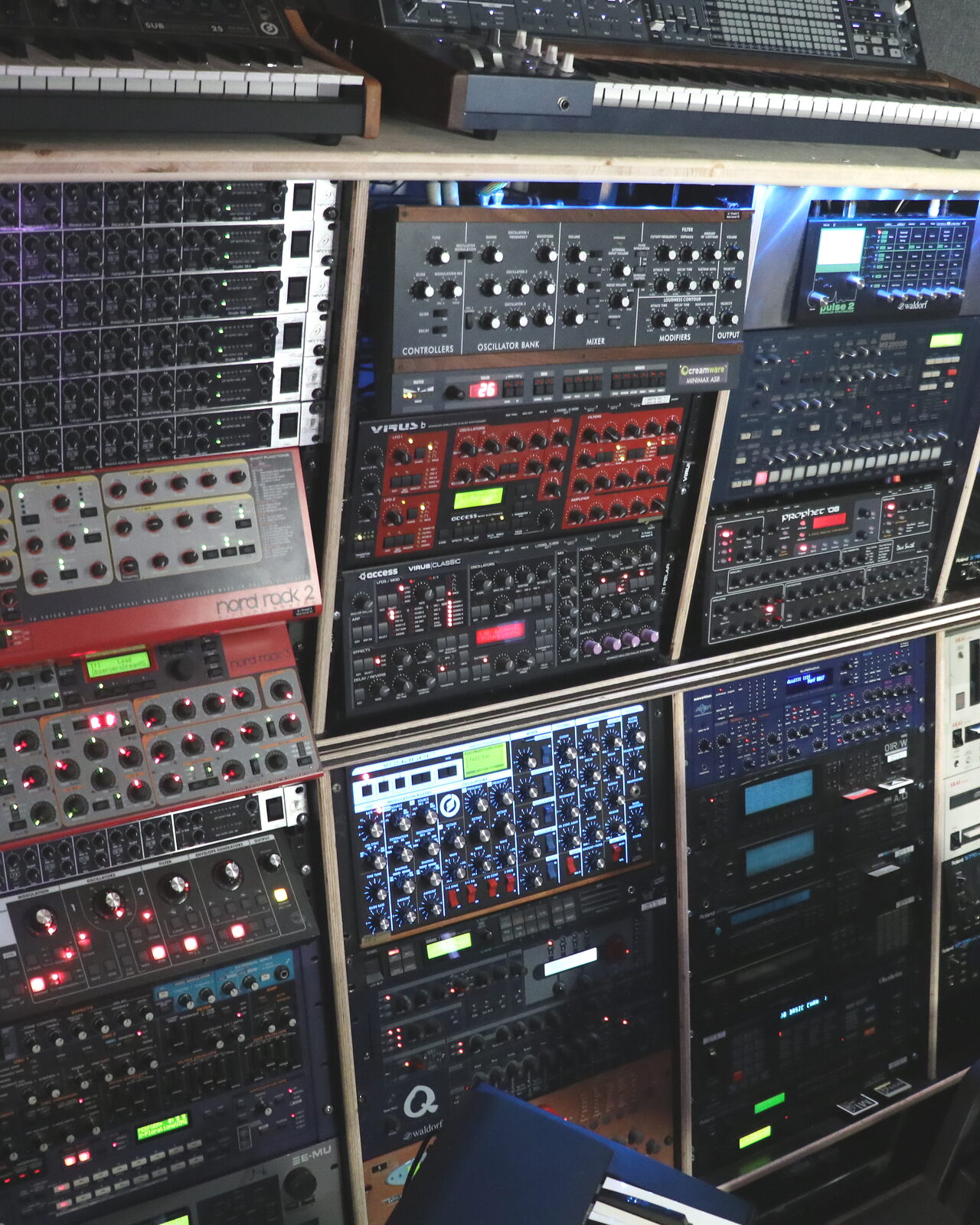 Outboard-Rack mit Synthesizern und Drum Machine