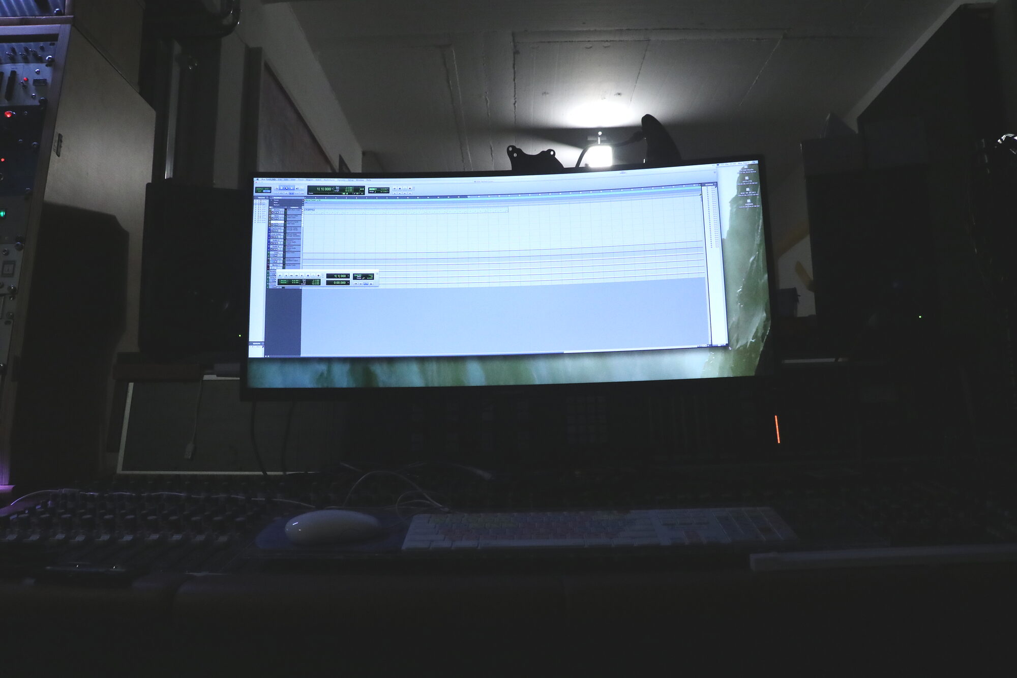 DAW-Session auf dem Ultrawide-Monitor