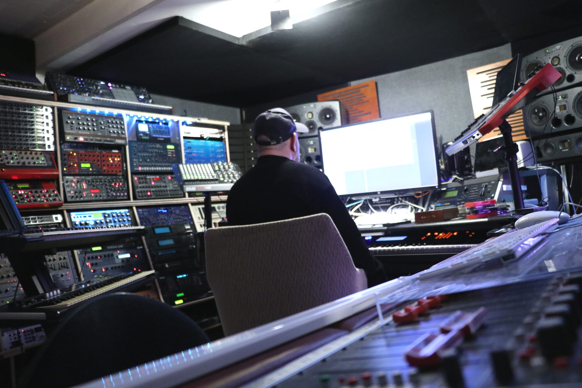 Produzent bei der Arbeit am Bildschirm