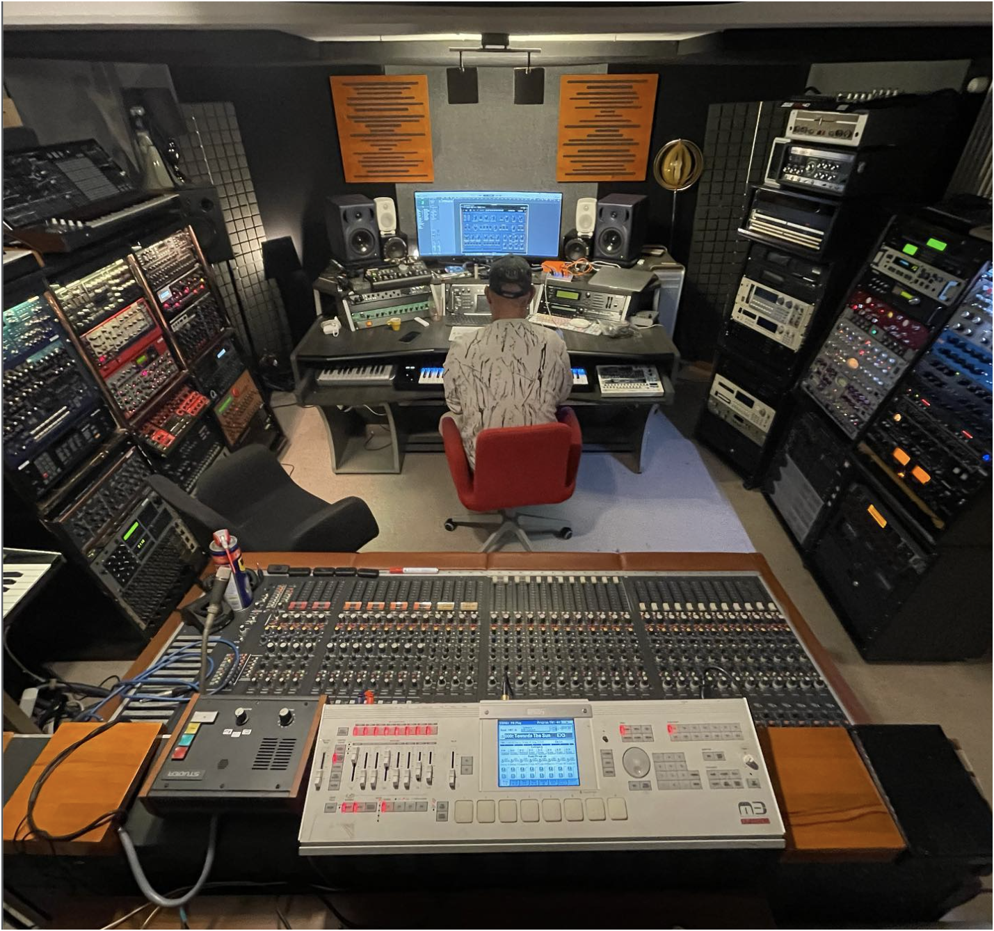 Studioansicht mit Monitoren und Keyboard
